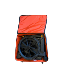 Fauteuil d'aisance pliant toilettes et douches WheelAble  ambrée dans son sac